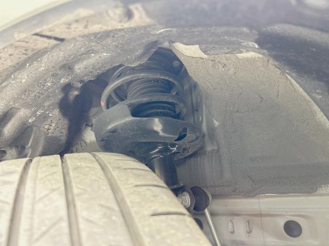 お車を安心してお乗りいただく為には、足回りの定期点検が欠かせません。サービスサポート（有償保証）では無料点検もご提供しており、安心のカーライフをお過ごしいただけるサポート体制が整っています。