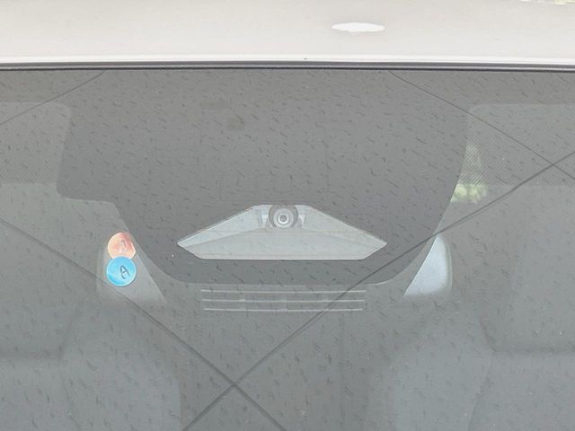 【トヨタセーフティセンス】走行中に前方の車両等を認識し、衝突しそうな時は警報とブレーキで衝突回避と被害軽減をアシスト。より安全にドライブをお楽しみいただけます。
