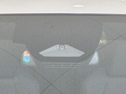 【トヨタセーフティセンス】走行中に前方の車両等を認識し、衝突しそうな時は警報とブレーキで衝突回避と被害軽減をアシスト。より安全にドライブをお楽しみいただけます。