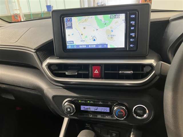 スタイリッシュなデザインのインパネ。各操作スイッチは使いやすい位置に配置されてます。