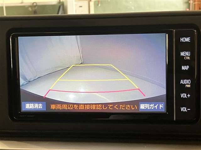 車庫入れなど後進運転時に死角をモニターで確認ができて安全です♪　ステアリング操作の参考になるガイド線も表示しますので車庫入れがニガテな方も安心ですネ！