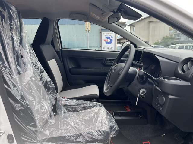 操作しやすいインパネシフトは、運転席と助手席の足元空間を格段に広くしました。
