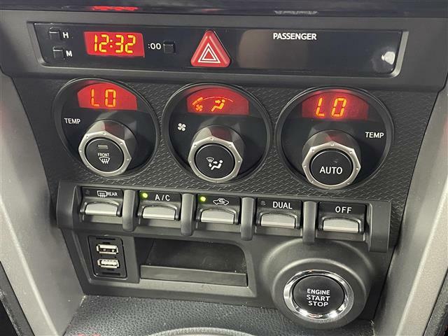 【左右独立温度コントロール式フルオートエアコン（DUAL/SYNC）】運転席側と助手席側でそれぞれ自由に温度設定ができ、快適な風量やモードなどを自動調整します！