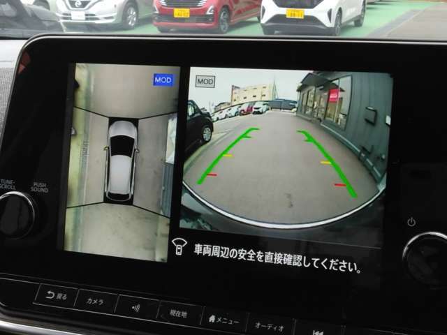 自車を真上から見下ろすように映し出すので周囲の状況が分かるアラウンドビューモニター搭載。フロントカメラとしても使用できます。車庫入れなど苦手な人の頼りになる助っ人です。