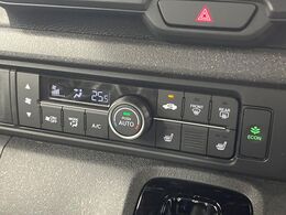 【オートエアコン】一度お好みの温度に設定すれば、車内の温度を検知し風量や温度を自動で調整。暑い…寒い…と何度もスイッチ操作をする必要はありません。快適な車内空間には必須の機能ですね♪