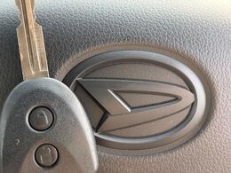 【キーレス】少し離れた場所からでもボタン一つでドアの開錠・施錠ができるのでとっても便利！ドアの鍵穴周りに傷をつけることもありません♪