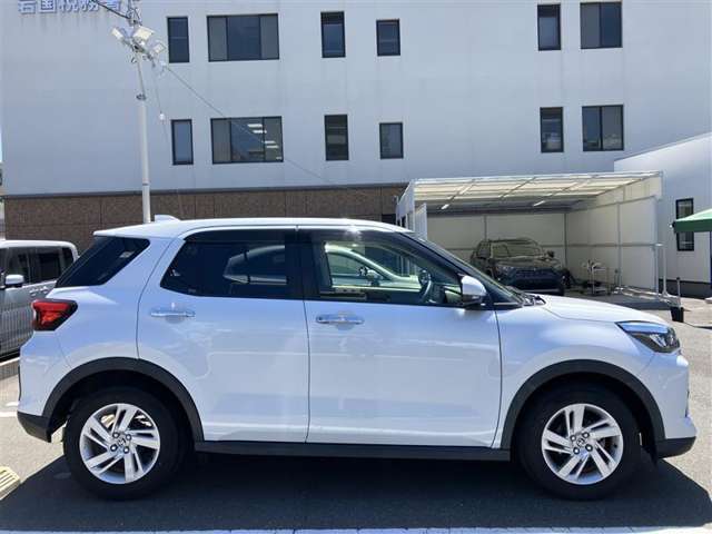 ゆとりある広々とした車内空間は、ドライブを始め買い物やレジャーなど、幅広く活躍します。一人でもみんなとでもお出かけを楽しみましょう！