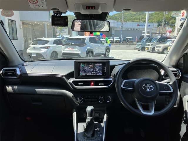 高いホールド性で運転姿勢が安定します。長距離ドライブでも疲れにくいのが魅力です。快適なドライビングライフをお送りください♪