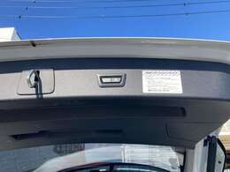 電動リアゲートが装備されております。荷物の出し入れ時にスマートに操作できます。ぜひ実車をご覧ください。