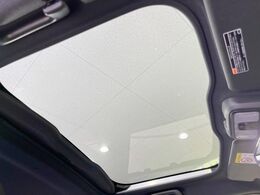 【ガラスルーフ】ガラスルーフ搭載で車内の解放感が一気にアップ！開放的なドライブをお楽しみいただけます。