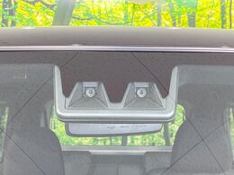 【スマートアシスト】走行中に前方の車両等を認識し、衝突しそうな時は警報とブレーキで衝突回避と被害軽減をアシスト。より安全にドライブをお楽しみいただけます。