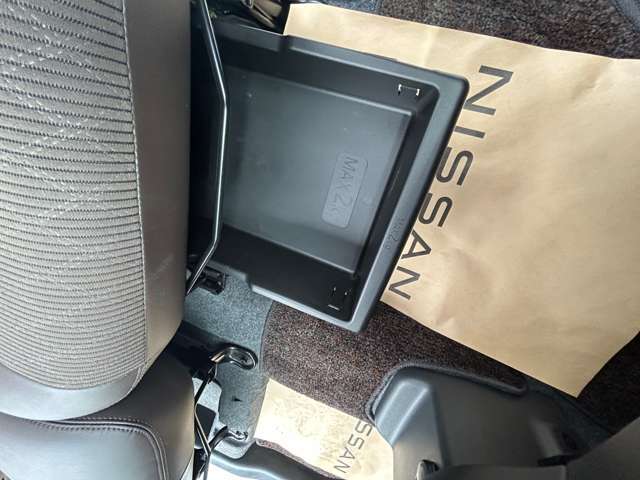 助手席下部にボックストレイもついており、小物いれとして活用できます！