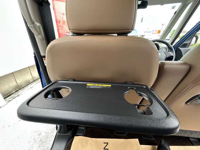 2列目シートにはトレーとドリンクホルダーが搭載されております。