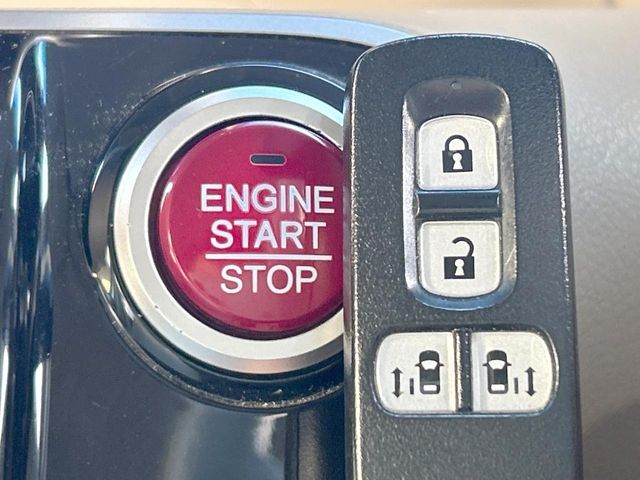 【Hondaスマートキー】カバンやポケットに入れたままでもドアの施錠・解錠が可能なスマートキーを装備。エンジンのオン・オフ時もカギを取り出す必要が無いからとっても便利です♪