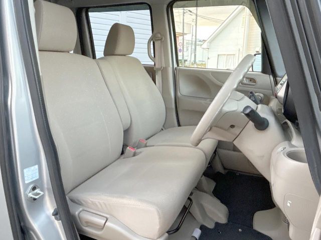 運転席まわりには十分なスペースがあり、大柄な方でもゆったり運転していただける環境です。