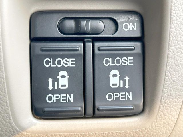 【両側パワースライドドア】スマートキーや運転席のスイッチで後席両側スライドドアの開閉が可能♪電動だから力を入れてドアを開ける必要が無く、小さなお子様でも簡単に開け閉めでき快適です♪