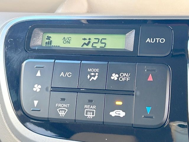 【オートエアコン】一度お好みの温度に設定すれば、車内の温度を検知し風量や温度を自動で調整。暑い…寒い…と何度もスイッチ操作をする必要はありません。快適な車内空間には必須の機能ですね♪