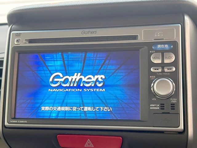 【純正ナビ】人気の純正ナビを装備しております。ナビの使いやすさはもちろん、オーディオ機能も充実！キャンプや旅行はもちろん、通勤や買い物など普段のドライブも楽しくなるはず♪