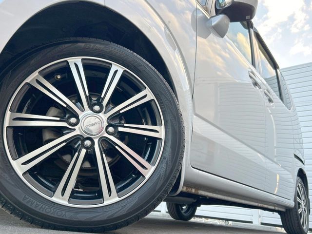 【純正15インチアルミホイール】外観にマッチした純正アルミホイールを装着しております。各種社外アルミホイールや、スタッドレスタイヤも取扱いしております。是非ご相談ください♪