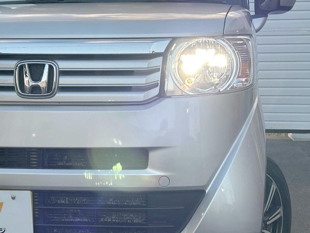 【HIDヘッドライト】非常に明るく前方を照らしてくれるので、悪天候や夜間の走行時も視界良好で安心してお乗りいただけます。