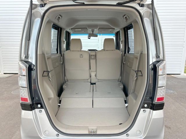 後席を格納すると、これだけの広さが！シーンに合わせたシートアレンジで、大きな荷物も積むことが出来ます♪