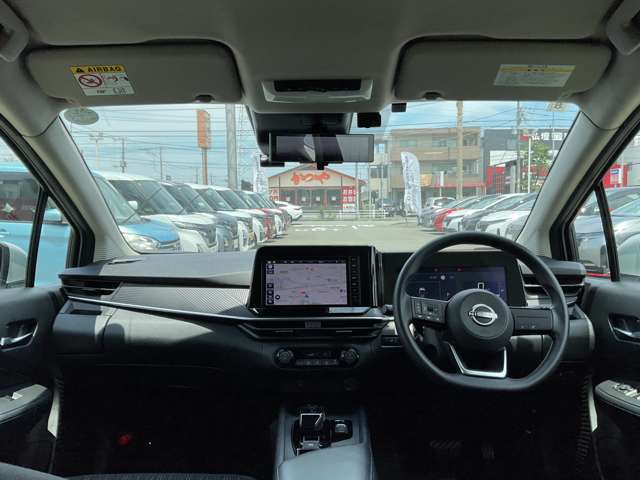 開放感のある運転席まわり　室内きれいで気になる臭いもございません