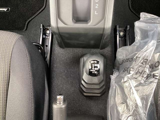 前輪と後輪をシンプルな構造で直結するパートタイム4WDを採用しています。