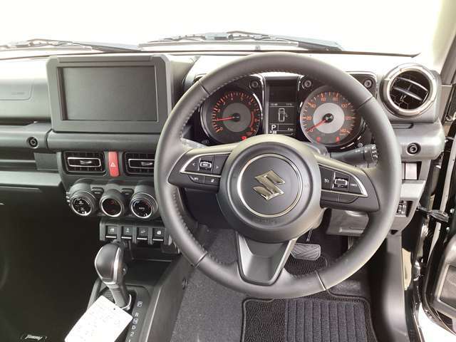 ステアリングの右側にはクルーズコントロールシステムスイッチ、左側にはオーディオスイッチが付いています。