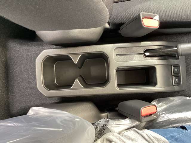 センターコンソールドリンクホルダーです。