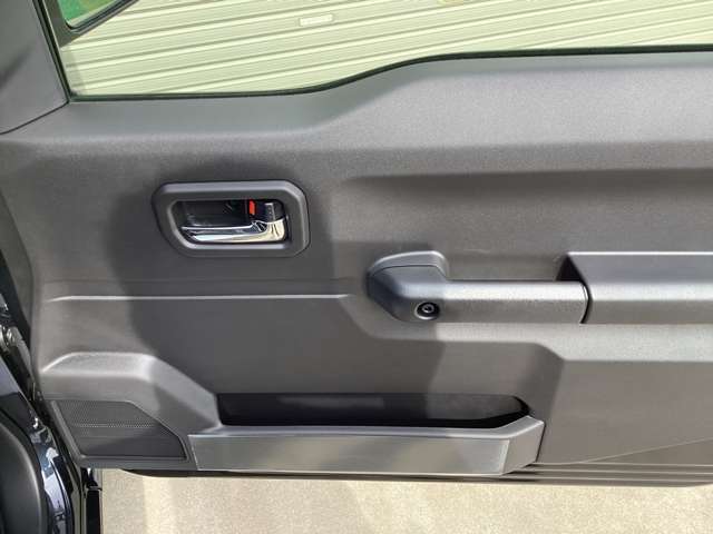 車体が小さいため、小回りが利きます。狭い道を通るときや対向車ともすれ違いやすく、狭い駐車場でも駐車しやすくなっています。