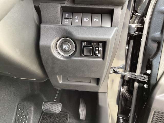 エンジンスイッチ、ドアミラー格納スイッチ、ドアミラー角度調整スイッチが付いています。
