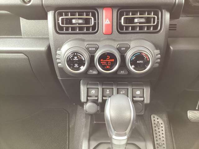 オートエアコンなのでお好みの温度に設定すれば自動で調整してくれるので快適に過ごせます。