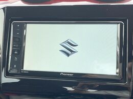 【ディスプレイオーディオ】お持ちのスマホとの無線接続で音楽再生が可能！コードで繋ぐわずらわしさも無く、手軽にお気に入りの音楽を楽しめます。