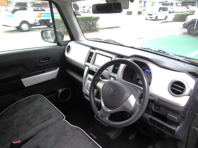 生命保険、車両保険など保険のスタッフも常駐しています！