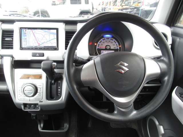 当店は運輸局認証工場を完備しており、プロの整備士により徹底点検を実施させていただきます。