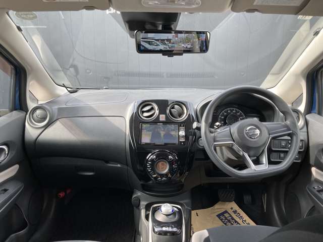 車内は広くて後席の方もゆったり乗ることができます。