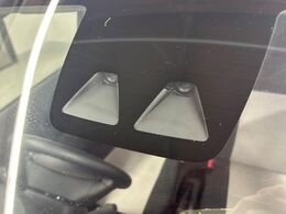 【スマートアシスト】走行中に前方の車両等を認識し、衝突しそうな時は警報とブレーキで衝突回避と被害軽減をアシスト。より安全にドライブをお楽しみいただけます。