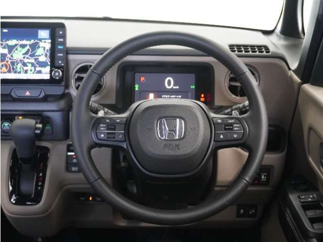 【Honda SENSING】 カメラ等装置で精度の高い検知能力を発揮、安全運転を支援します。ステアリング上のコントローラーに注目！