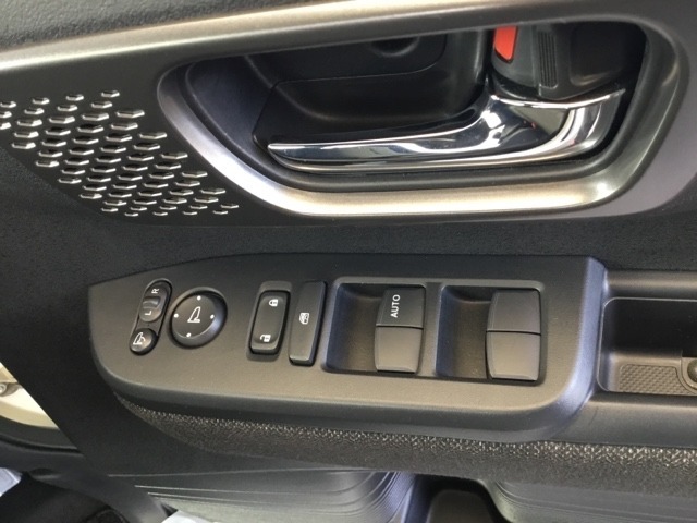 電動格納式ドアミラーのスイッチは運転席ドアにあります。