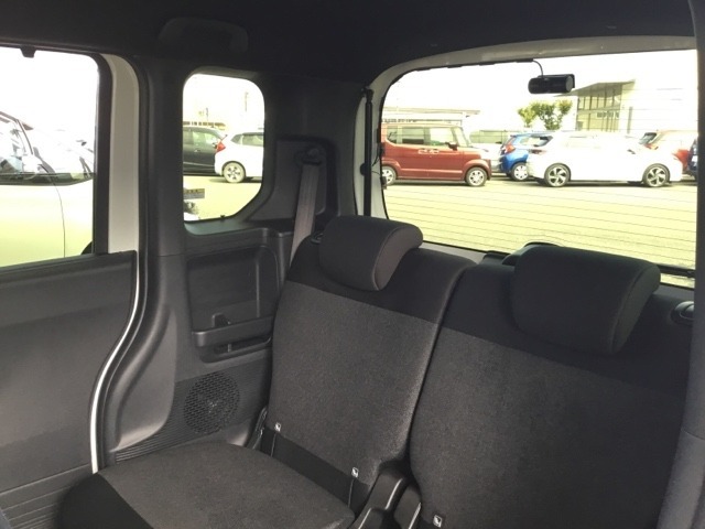 ホンダ独自の技術、センタータンクレイアウトにより、軽自動車とは思えない室内空間です。