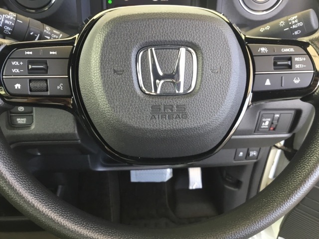 ステアリング左側はオーディオリモコンスイッチ、右側がクルーズコントロールです。手元で操作できるので便利です。