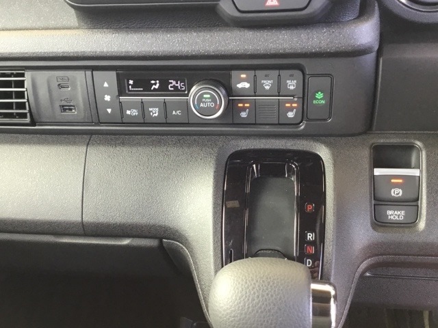 オートエアコンはこまめに温度調整するので、燃料の消費量をより少なくできます。シートヒーター付きなので、寒い日も快適です。