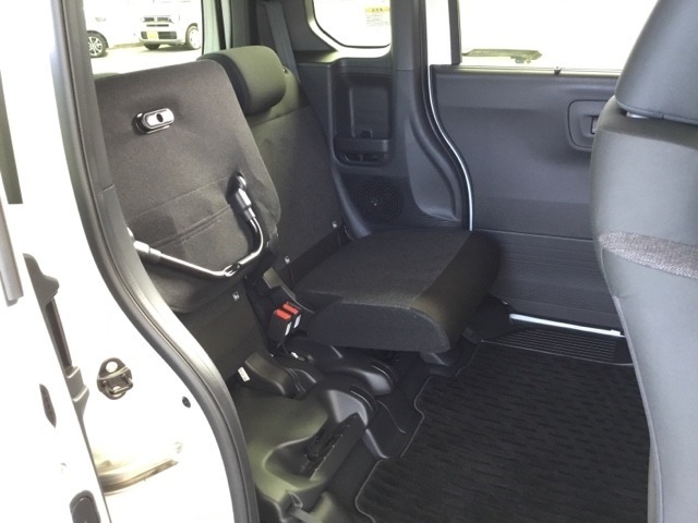 後席の座面をはね上げれば、ベビーカー等も積み込めます。