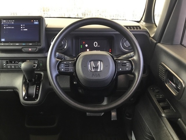 【Honda　SENSING】いつもの道で、高速道路などで、安心・快適な運転を支援します。先進の安全運転機能システム搭載。