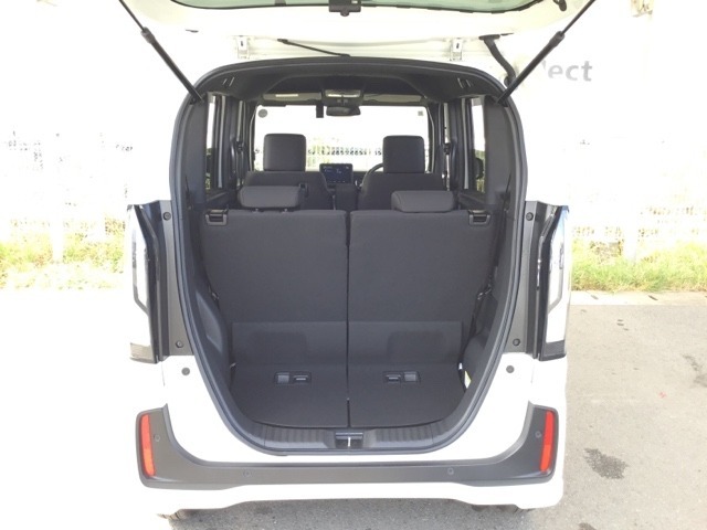 後席を倒さなくても、ゆとりある荷室。