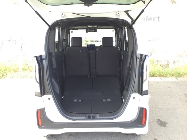 リアシートを前に倒せば荷室容量倍増！天井高・低床設計なので、自転車や重たい荷物も積み込みやすいですよ。