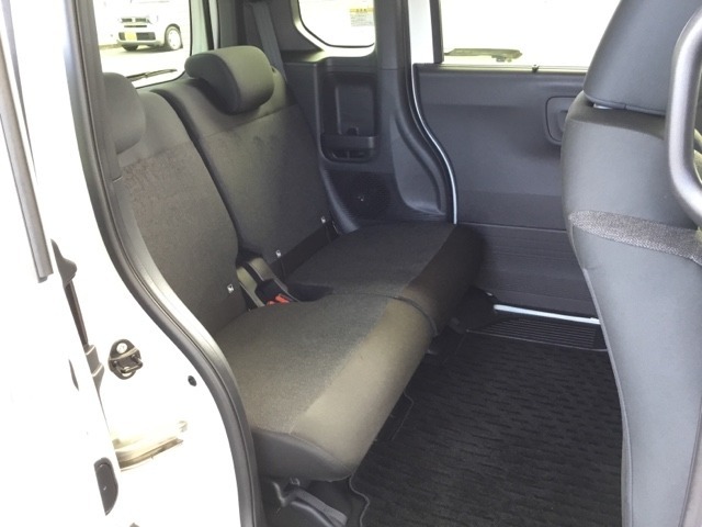 スライドドアなら狭い駐車場でもドアをぶつける心配がありません。ステップが低く乗り降りもしやすいです。