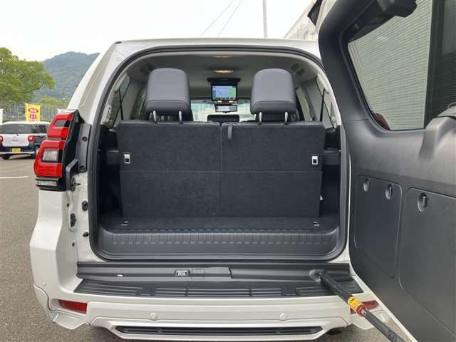 リヤシートを倒せば荷物を積むこともできます。