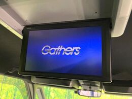 【フリップダウンモニター】大画面モニターで後席でもエンタメをお楽しみいただけます。小さなお子様にも大人気の装備です♪