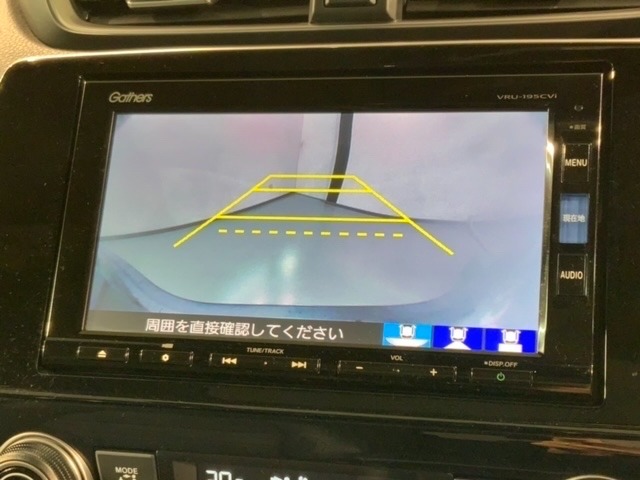 リバースギアに入れるだけで後方の表示へ切り替わります。夜間や雨の日の駐車も楽になりますよ。